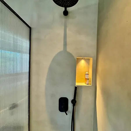 Almond Chambers شقة ناوسا